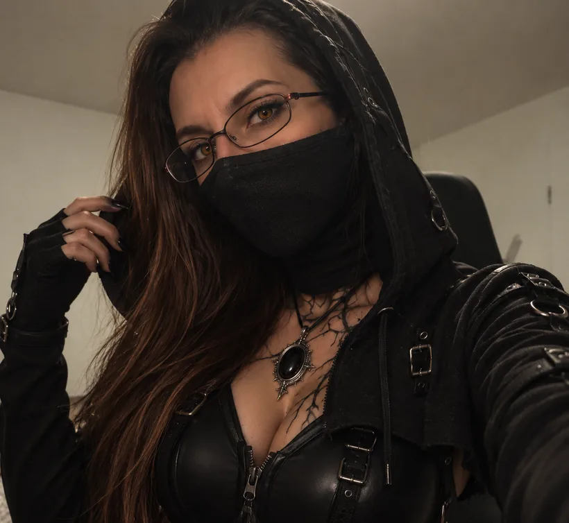 Nemoria Blackthrone mit schwarzer Kapuze, Maske und goldenen Augen